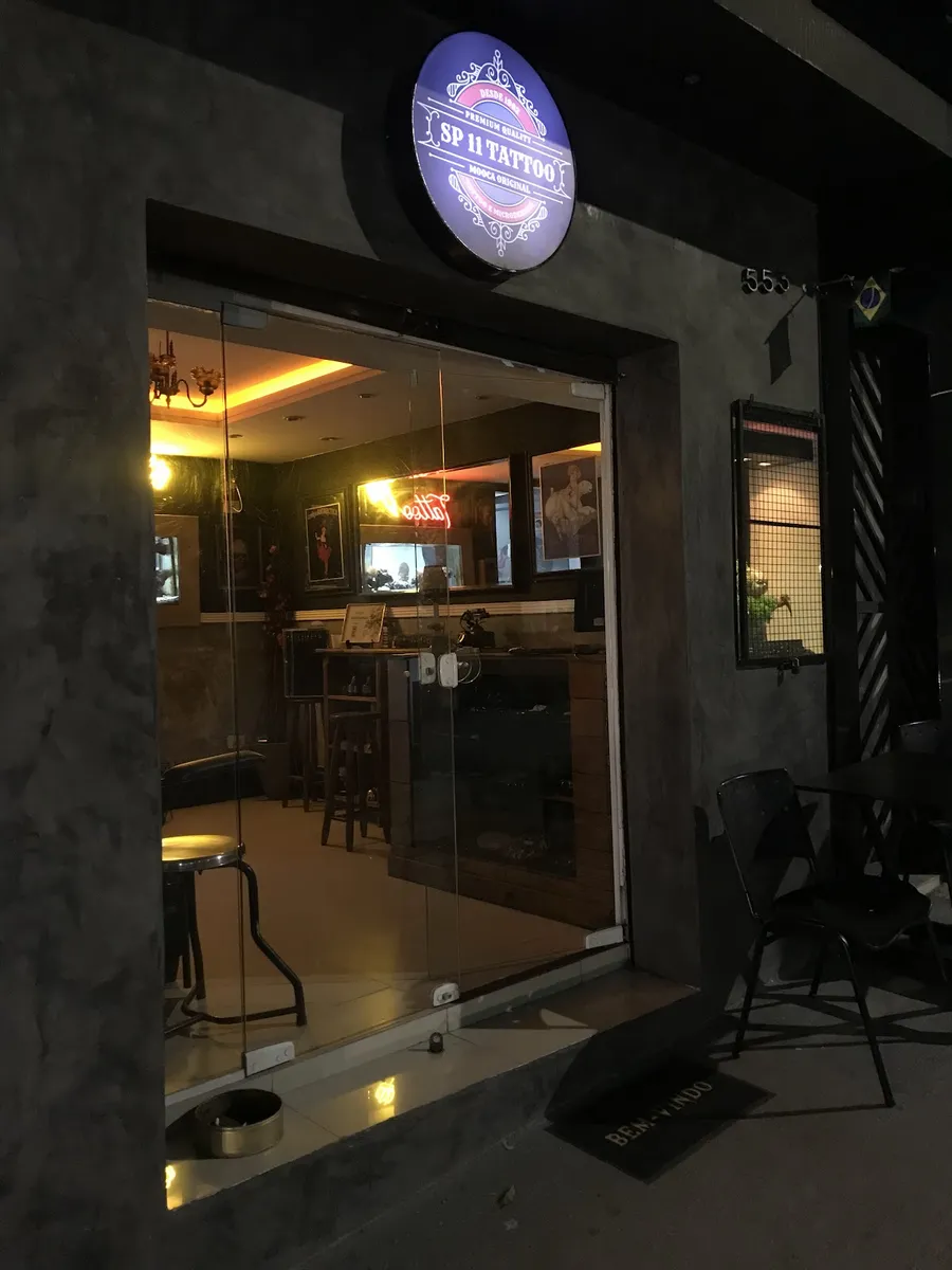 Fachada iluminada da SP 11 Tattoo à noite