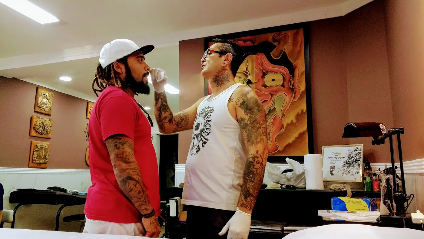 Bancada de trabalho da SP 11 Tattoo com luvas e material descartável lacrado
